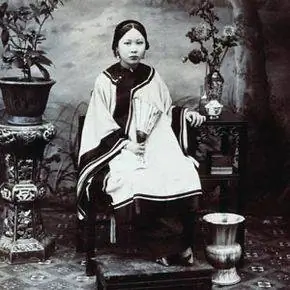 молодая китаянка со связанными ногами