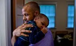 отец афроамериканца с ребенком на руках