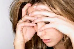 головная боль женщины