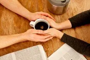 пара держится за руки