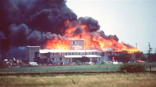 Дымящийся огонь поглощает комплекс Branch Davidian.