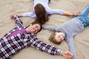 Семья играет вместе.