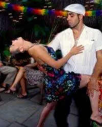 мужчина и женщина танцуют сальсу