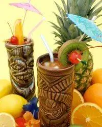 фруктовые коктейли с бумажными зонтиками