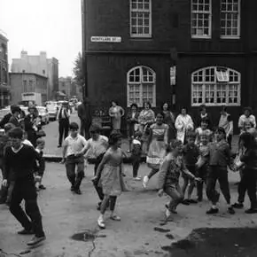 Хит Chubby Checker и связанные с ним продолжения привлекли внимание людей по всему миру. Эти дети из Шордича, Ист-Лондон, Скрутились во время перемены.