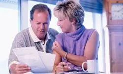 пара смотрит на финансовые отчеты