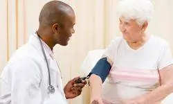 пожилая женщина с врачом