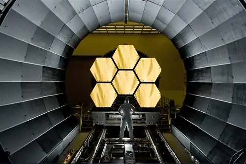 Чем JWST отличается от Хаббла?