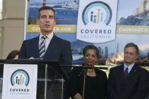 Эрик Гарсетти, мэр Лос-Анджелеса, Калифорния, выступает на мероприятии Covered California 1 октября 2013 г. в рамках открытия рынка медицинского страхования в соответствии с Законом о доступном медицинском обслуживании.