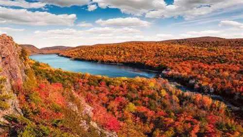 Облачное озеро, Дикобразные горы в осеннем цвете, полуостров Верхний Мичиган.