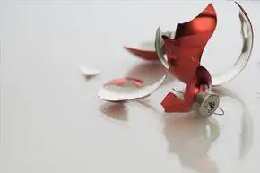 Сломанный орнамент на голом фоне