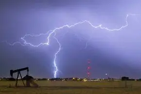 Нефтяные месторождения Дакона округа Уэлд во время грозы.