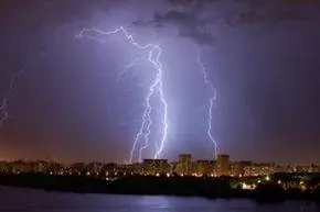 Ночная буря над городом.
