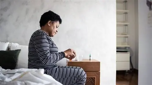 женщина принимает таблетки