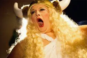 Поющая блондинка одета как классическая оперная викинг Брунгильда.