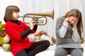 девушка играет на трубе