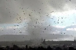 Обломки летают по воздуху во время странного торнадо