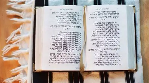 сидур и талит (молитвенник и молитвенная шаль).