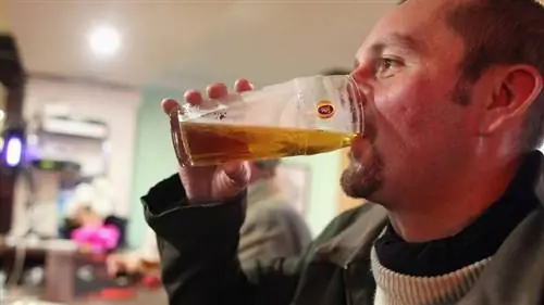 мужчина пьет мужчина пьет