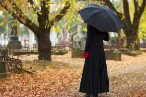 женщина в трауре