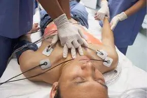 человек, получающий сердечно-легочную реанимацию