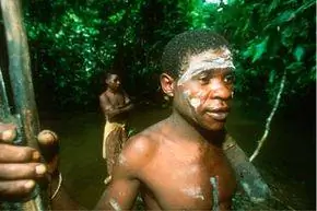 охотник на пигмеев вдоль ручья