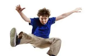 мальчик прыгает