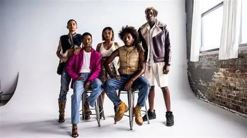 Студийный портрет группы молодых людей.