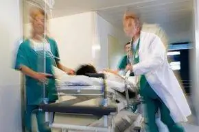 Скорая помощь, врачи торопят пациента по больнице