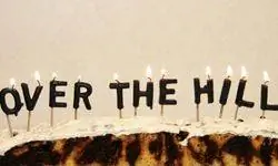 за холмом