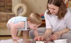 ребенок и мама рисуют пальчиками