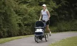 женщина бегает с коляской