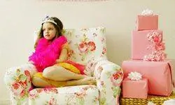 именинница с подарками