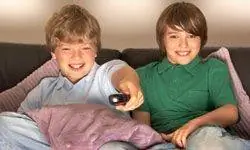 подростки смотрят телевизор