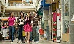 подростки гуляют по торговому центру