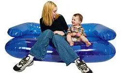 присматривает за маленьким мальчиком