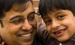 отец и сын щека к щеке