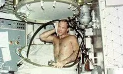 Пилот Skylab принимает ванну на орбите