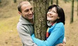 счастливая пара играет на улице