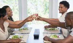 пары ужинают на двойном свидании