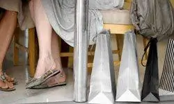 девушки делают покупки и обедают