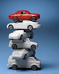 стопка игрушечных машинок