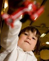 ребенок играет за столом