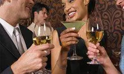 гости смешиваются с коктейлями