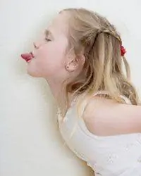 девушка высунула язык