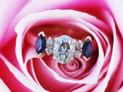 обручальное кольцо с бриллиантами и сапфирами