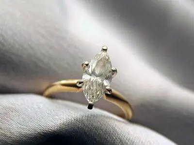 кольцо с бриллиантом маркизы