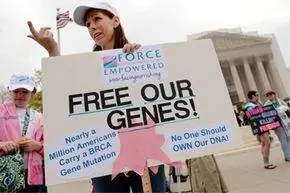 Женщина со знаком Free Our Genes
