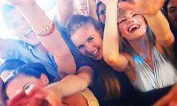 девушки на рок концерте