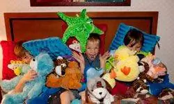 Новое место - скажем, в отеле, где все игрушки - может открыть новое отношение.